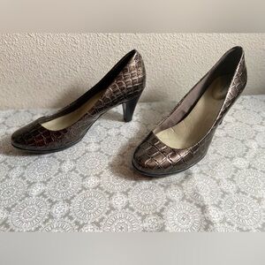 Giani Bernini~Faux Patent Leather~Croc Embossed Design~Pumps~Round Toe~Size 9